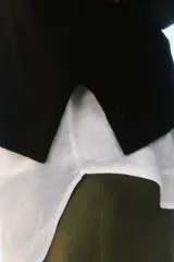 Sweater de tejido de punto verde, con calce regular levemente suelto, escote redondo y mangas largas con puños acanalados.