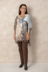 Pantalón recto gris oscuro, de algodón y spandex, sin cierre y con falsos bolsillos con pespunte.