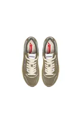 Championes urbanos Autry modelo Hyperway Low, color verde oliva con detalles en gris y crema. Confeccionados en una combinación de gamuza y malla técnica, presentan el logo de la marca en el lateral y una suela con tecnología Action Cush.