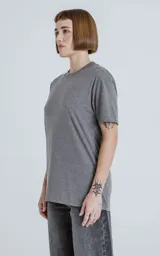Remera de manga corta y cuello redondo, color gris melange, con calce regular y recorte en la espalda.