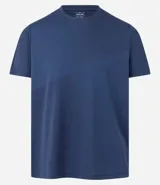 Remera deportiva de hombre, color gris claro, con cuello redondo y manga corta. Presenta un sutil efecto degradado o panel de color más claro en la zona del pecho.