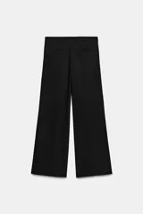 Pantalón de tiro bajo y corte recto, color marrón oscuro. Presenta bolsillos laterales, cierre frontal con cremallera y gancho metálico, y un cinturón integrado del mismo tejido con hebilla metálica.