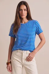 Remera oversize de manga corta con diseño de rayas horizontales azules y blancas, confeccionada en algodón peinado con elastano.