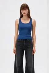 Musculosa de algodón azul con diseño de canalé, cuello redondo y tirantes anchos, ajustada al cuerpo.