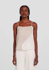 Musculosa azul con breteles finos ajustables y corte recto.