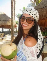 Pañuelo de encaje blanco con diseño floral, de forma triangular, ideal para usar como accesorio sobre la cintura o como detalle decorativo en la vestimenta.