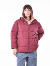 Campera puffer color borgoña con cierre frontal y bolsillos laterales.