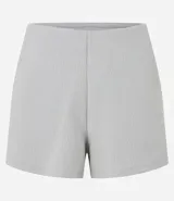 Bermuda deportiva color gris claro, confeccionada en microfibra acanalada, de corte holgado y largo a medio muslo.