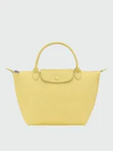 Cartera de mano Longchamp modelo Le Pliage One talla S, color amarillo, con solapa de cuero y cierre de botón a presión, asas cortas de mano y cierre superior con cremallera.