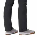 Pantalón técnico de corte recto y diseño funcional, confeccionado con tecnología Omni-Shield que repele la humedad y manchas, y protección solar Omni-Shade UPF 50. Cuenta con tejido elástico en cuatro direcciones, cierre de botón y bolsillos laterales.