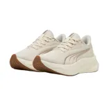 Championes deportivos Puma MaxStride Lite, color beige con detalles en tono rosado metálico y suela de goma marrón. Diseño con capellada de malla transpirable y entresuela amortiguada.