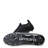Championes de fútbol Umbro modelo Borel Club Hg/Fg, color negro con diseño de líneas texturizadas y el logo de la marca en el lateral.