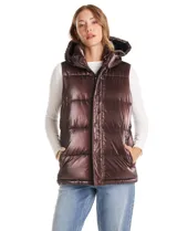 Chaleco puffer de acabado tornasolado, con capucha desmontable, cierre frontal oculto y botones a presión. Cuenta con bolsillos laterales y forro interno.
