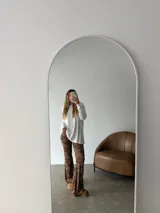 Pantalón tipo oxford de tiro alto con estampado animal print de leopardo, corte ajustado en la parte superior y botamanga acampanada.
