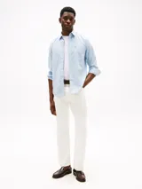 Camisa de hombre Tommy Hilfiger de algodón Oxford elástico, color celeste con rayas verticales finas en blanco y rojo. Tiene corte regular, cuello abotonado, bolsillo de parche en el pecho y logo bordado en el bolsillo.