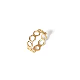 Anillo dorado de acero quirúrgico con diseño de panal de abeja.