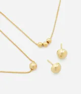 Conjunto de collar de cadena dorada con colgantes de esferas y aros dorados con forma de esfera.