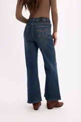 Jean de corte flare con tiro alto, confeccionado en denim azul con costuras laterales marcadas y ruedo desflecado.