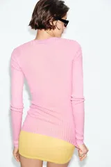 Jersey ajustado de punto canalé color rosado, con cuello pico y manga larga.