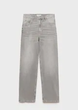 Jeans de denim gris de tiro medio, con diseño recto, bolsillos clásicos y cierre frontal de cremallera y botón.