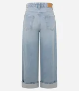Pantalón de jean corte wide leg con cintura alta, cierre frontal con botón y cremallera, trabillas para cinturón, bolsillos funcionales y bajo con dobladillo ancho plegado.