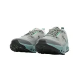 Championes de running On Running modelo Cloudsurfer Trail 2 M, color gris con detalles en verde y suela turquesa con perforaciones y diseño ondulado.