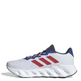 Championes de running Adidas modelo Switch Run, con parte superior de malla blanca, detalles en azul y las icónicas tres tiras en color rojo. Presentan una entresuela de EVA con diseño de rebajes para mayor amortiguación y suela exterior de goma negra.