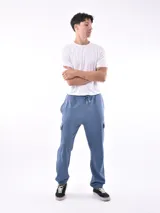 Pantalón de jogging negro con bolsillos laterales tipo cargo, cintura elastizada con cordón ajustable y puños ajustados.