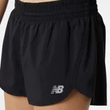 Short deportivo New Balance Accelerate 2.5 Inch, color negro, con cintura elástica, logo reflectivo y calza interior de malla.