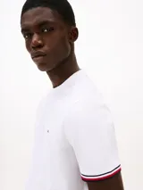 Remera de cuello redondo confeccionada en puro algodón, con corte regular. Presenta detalles distintivos en los puños y el logo de la marca bordado en el pecho.