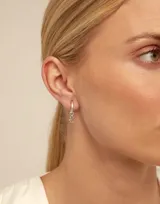 Dije de piercing con forma de mano de Fátima, bañado en plata.