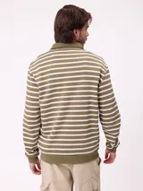 Polo de manga larga con diseño a rayas horizontales en azul marino y blanco. Presenta cuello tipo polo con cierre de botones, estampado frontal con el logo de la marca y el número 85, y puños elásticos.