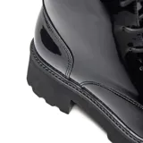 Borcegos de diseño urbano con acabado brillante tipo charol, con cordones al tono, cierre interno y suela de goma con relieve profundo.