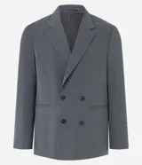 Blazer masculino de sastrería con corte boxy, escote en V, cierre frontal de doble abotonado y bolsillos funcionales. Confeccionado en tejido de poliviscosa con elastano, ofrece una estructura moderna y versátil.