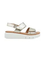 Sandalia dorada de estilo informal, con tiras ajustables con velcro y suela plataforma blanca.