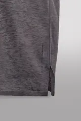 Camiseta de running Zara Athleticz confeccionada en tejido técnico semitransparente, ligero y elástico. Presenta cuello redondo, manga corta y bajo con aberturas laterales con acabados termofijados.