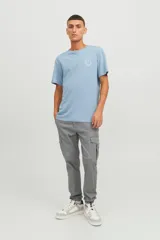 Pantalón cargo gris con bolsillos laterales, cierre de cremallera y corte recto.