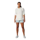Camisa de manga larga Columbia modelo Tamiami II, color beige, con cuello camisero, cierre frontal de botones y bolsillo pequeño en el pecho con logo de la marca. Presenta aberturas de ventilación y tecnología de protección solar.