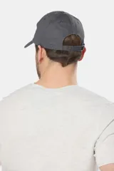Gorro con visera de lona azul marino, con parche rectangular bordado en el frente.