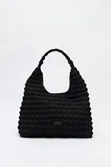 Cartera marrón con textura acolchada y efecto tridimensional. Diseño blando con asa fruncida.