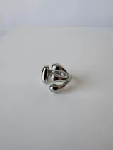 Anillo dorado con diseño irregular de gotas, ajustable entre 16mm y 19mm.