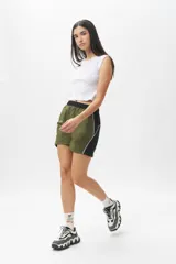 Short deportivo negro con detalles en verde militar, cintura elastizada, bolsillos laterales y ribete blanco.