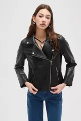 Campera estilo biker de cuero sintético color negro, con cierre frontal cruzado, solapas con botones a presión y bolsillos laterales con cierre.
