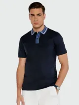 Remera slim fit BOSS modelo Phillipson, color azul marino, con cuello polo a rayas blancas y celestes. Cierre con dos botones.