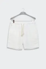 Short blanco de lino con cintura elástica y cordón ajustable.