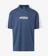 Remera de corte relajado color azul, con cuello redondo y mangas cortas. Presenta paneles laterales en color blanco con ribetes negros y un estampado frontal con el texto 'openminds' en un diseño ovalado.