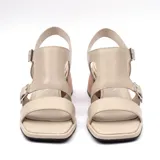 Sandalias de cuero color beige, con taco cuadrado efecto madera de 4,5 cm, punta cuadrada y tiras anchas con hebillas metálicas ajustables.
