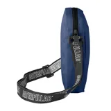 Bolso bandolera azul con logo de Caterpillar en blanco y correa ajustable con el nombre de la marca en negro y blanco.