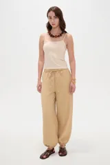 Musculosa de breteles finos confeccionada en poliamida, de corte ajustado al cuerpo y color beige.