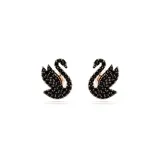 Aros de botón Swarovski con forma de cisne, con baño de oro rosa y cristales negros. Cierre con Crystal Pearl.